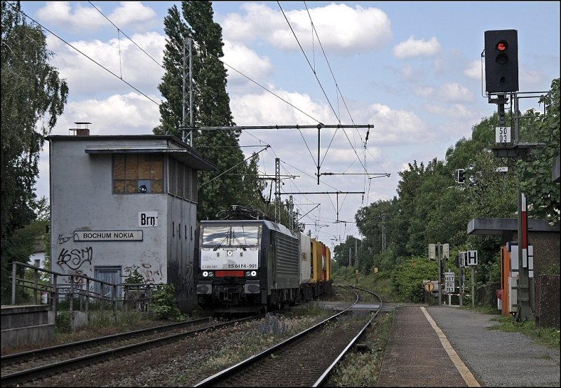 E189 091 (ES64F4-991) der ERS ist mit dem DGS 42327 untewegs und fhrt am ehemaligen Stellwerk(?) in Bochum-Nokia vorrber. ERS  European Rail Shuttle B.V  wurde im Jahr 1994 als joint venture von P&O Nedloyd und Mearsk gegrndet. Im Jahr 2002 wurde dann das Tochterunternehmen ERS Railways gegrndet. 