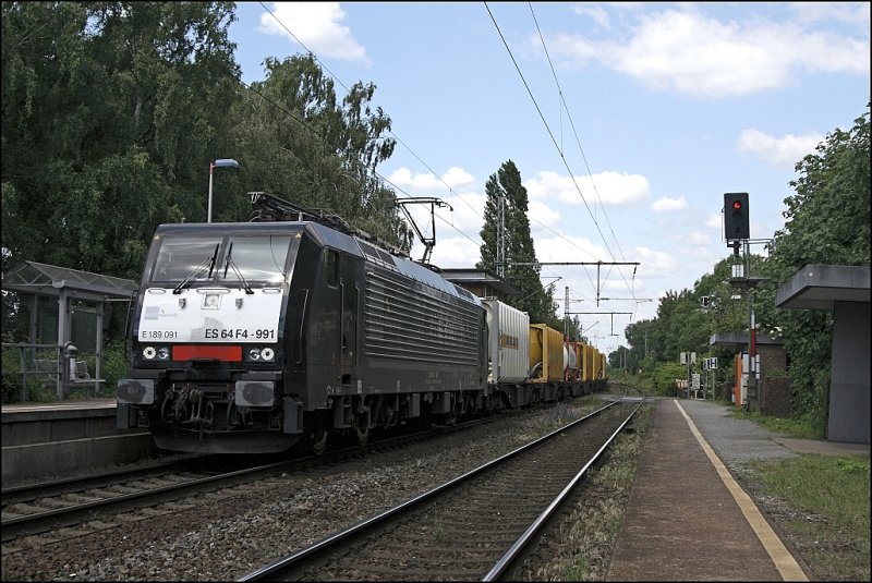 E189 091 (ES64F4-991) der ERS ist mit dem DGS 42327 untewegs und fährt am ehemaligen Stellwerk(?) in Bochum-Nokia vorrüber. ERS  European Rail Shuttle B.V  wurde im Jahr 1994 als joint venture von P&O Nedloyd und Mearsk gegründet. Im Jahr 2002 wurde dann das Tochterunternehmen ERS Railways gegründet. 

