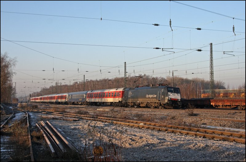 E189 092 hat den CNL 420/1300 Eridanus/Apus, Milano Centrale - Dortmund Hbf, in Frankfurt(Main)Hbf bernommen und legt sich bei Bochum-Ehrenfeld in die Kurve. Der Fluss Eridanus (Eridanus) ist ein Sternbild sdlich des Himmelsquators und der Paradiesvogel (lateinisch Apus) ist ein Sternbild des Sdhimmels.

