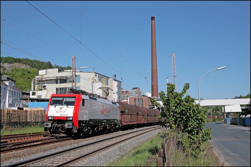 E189 093 bringt einen Leerzug, bestehend aus Wagen der BDZ, vom Kraftwerk Elverlingsen zur�ck ins Ruhrgebiet. Im Hintergrund ist ein Teil des Chemiewerk von Hexion das dort Epoxidharze, Epoxidharz-Formmassen (EP), Harnstoffharze, Harnstoffharz-Formmassen (UF), Melaminharze, Melaminharz-Formmassen (MF), Phenolharze, Phenolharz-Formmassen (PF), Unges�ttigte Polyesterharze, UP-Harz-Formmassen und PET herstellt. Meines Wissens ist es eines der wenigen Gro�en Chemischen Unternehmen im M�rkischen Kreises. (08.05.2008)
