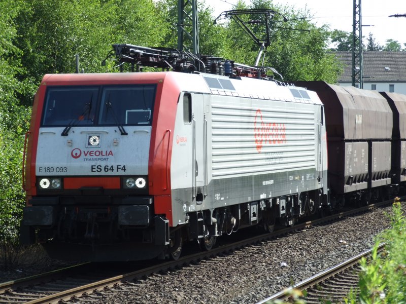 E189 093 fhrt mit Kohlezug durch Essen-Dellwig