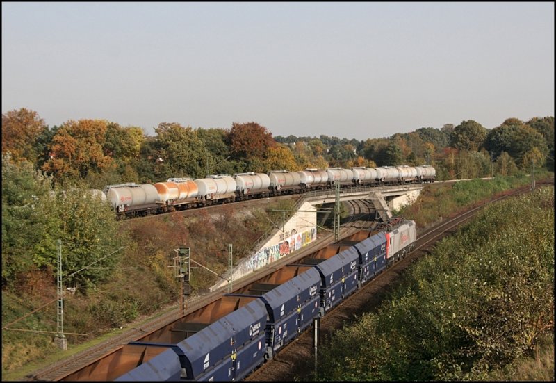 E189 094 bringt den Leerzug zum Rhein whrend ein Kesselzug nach Luha BASF unterwegs ist. Leider war der Kesselzug wenige Augenblicke zufrh dranne... (13.10.2008)