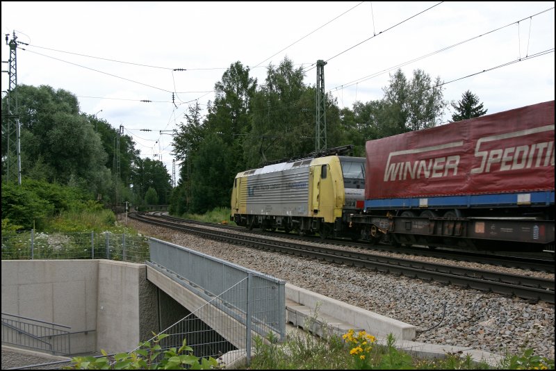 E189 901RT (9480 0189 901-2) bringt am 27.06.07 den 43242, XIVQ - KWL, nach Mnchen. Dort wird Railion den Zug bernehmen.