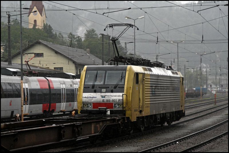 E189 901RT schiebt einen KLV-Zug zum Brenner nach und verlsst nun Kufstein in Richtung Sden. (04.08.2009)