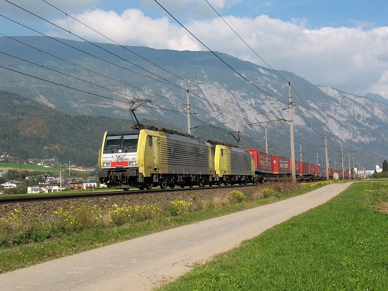 E189 902 und eine andere E189er am 13.10.07 bei Schwaz