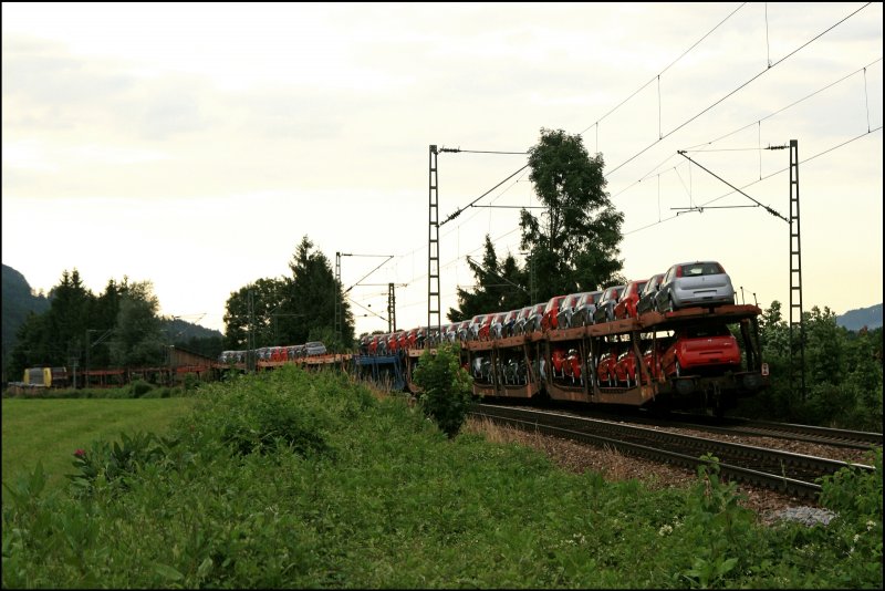 E189 902RT schleppt neben leeren Autotransporten auch einige Fiats nach Mnchen. (04.07.2008)