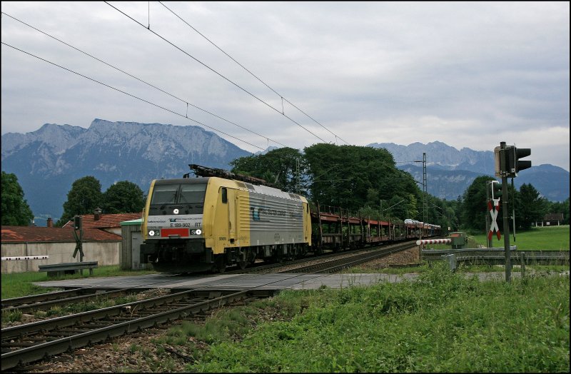 E189 902RT ist vor der Kulisse des Kaisergebirges mit einem Autozug auf dem nach Mnchen. (04.07.2008)