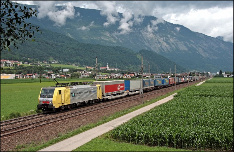 E189 902RT und eine weitere E189 von RTC schleppen einen Kombizug durch das schne Inntal zum Brenner. (08.07.2008)
