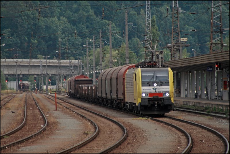 E189 903RT hat 18 Gterwaggons, dadrunter auch Waggons von GreenCargo, am Haken und beschleunigt nun in Richtung Brenner. Vermutlich handelt es sich um den 48841 von Mnchen Nord Rbf nach San Zeno Folzano.(10.07.2008)
