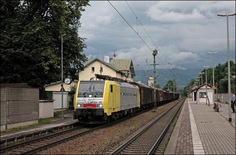E189 904RT schleppt einen Gterzug durch Kiefersflden Richtung Italien. (03.07.2008)
