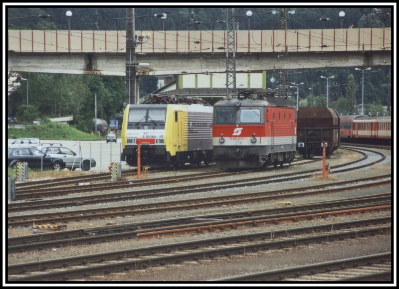 E189-904RT wartet neben der 1144 200 im Sommer 2005 in Kufstein auf neue Aufgaben.