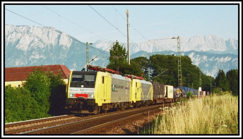 E189 905RT und E189 911RT fahren im Juni 2005 beim Kloster Raisach mit einem Gterzug des Kombinierten Ladungsverkehrs von Italien nach Mnchen.