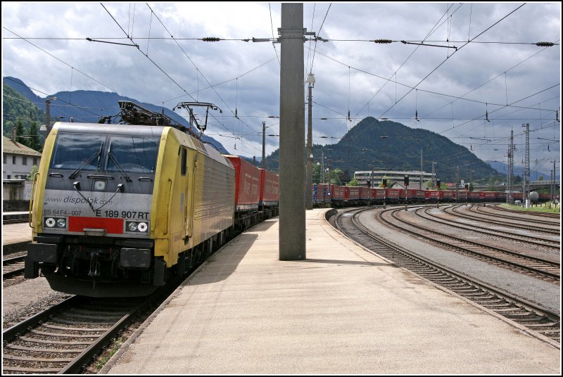 E189 907RT fhrt mit dem DGS 43138  WINNER-EXPRESS , nach Wuppertal-Langerfeld, in den Bahnhof Kufstein ein.