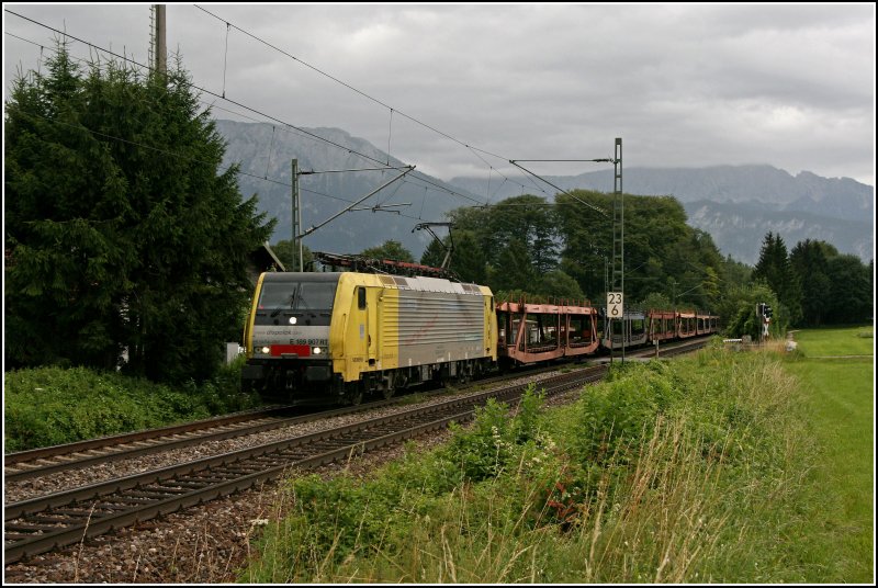 E189 907RT fhrt  noch im alten Werbekleid  mit einem kurzen leeren Autozug aus Italien nach Mnchen. Hier bei Oberaudorf am 06.07.07 