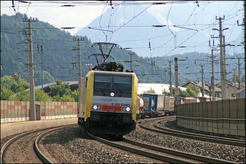 E189 908RT und eine Schwesterlok bringen einen KLV-Zug zum Brenner und legen sich in Kundl in die Kurve. (05.07.2008)
