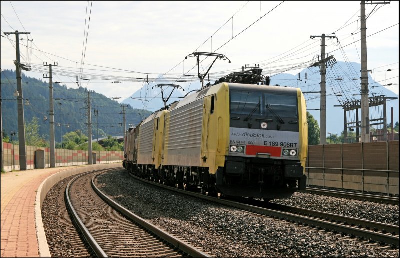E189 908RT und eine Schwesterlok bringen einen KLV-Zug zum Brenner und legen sich in Kundl in die Kurve. (05.07.2008)

