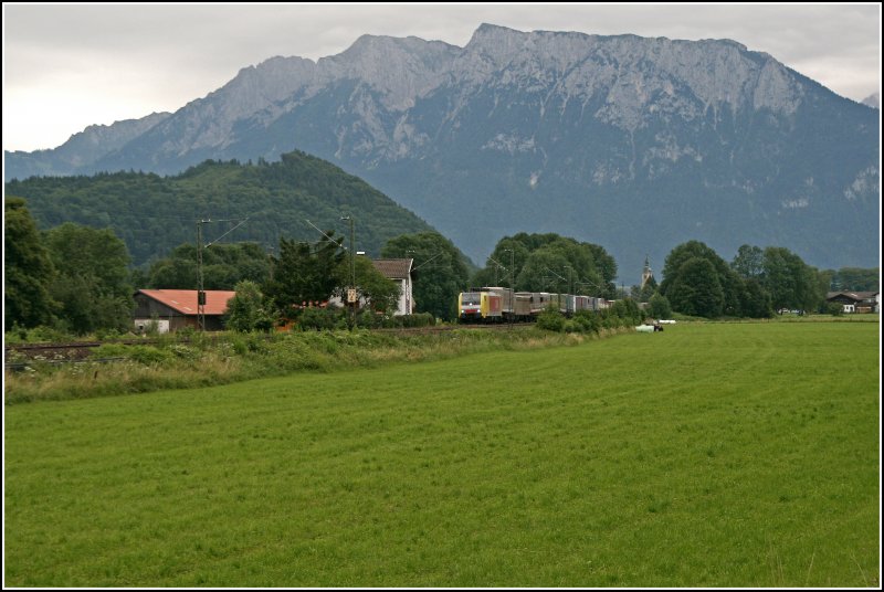 E189 909 bringt vor dem Kaisergebirge einen KLV-Zug nach Mnchen. (06.07.07)