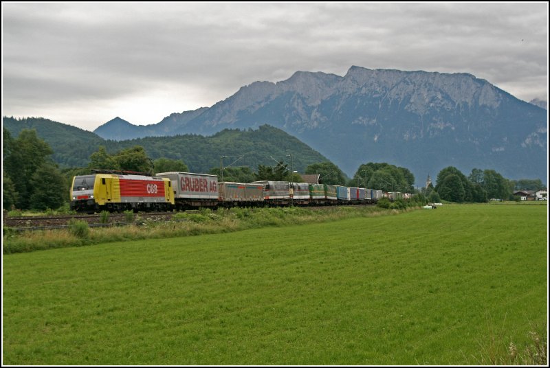 E189 909 legt sich mit einen Kombizug von Italien bei Niederaudorf in die Kurve. (06.07.07)