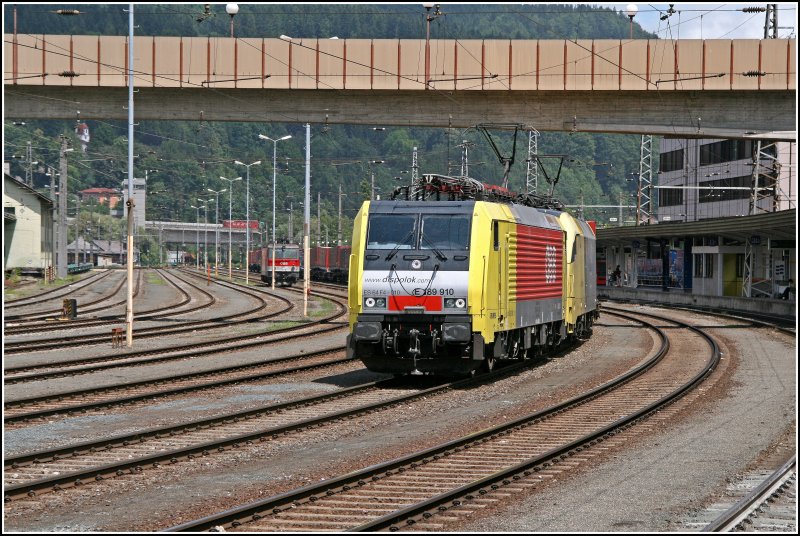E189 910 und die ES64U2-028 warten mit dem DGS 43139  WINNER-EXPRESS  von Wuppertal-Langerfeld nach Verona auf die Schiebelok....