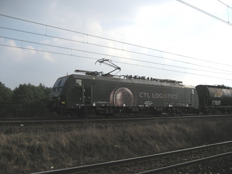 E189-911 fhrt mit einem Kesselzug am 09.03.2008 durch Bydgoszcz in Richtung Gdańsk.