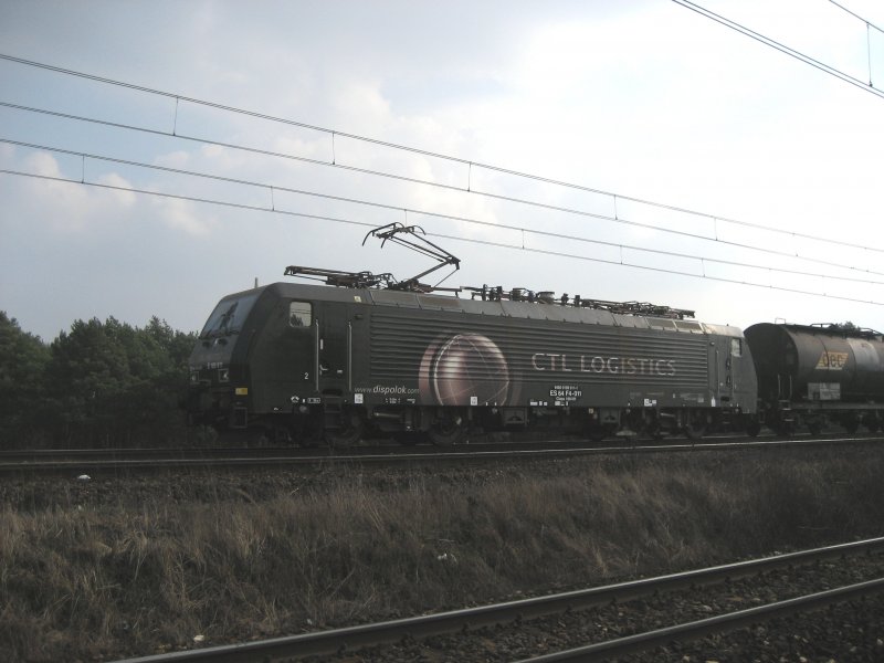 E189-911 fhrt mit einem Kesselzug am 09.03.2008 durch Bydgoszcz in Richtung Gdańsk.