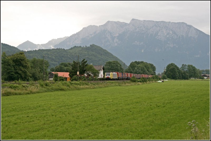 E189 914RT bringt vor der Kulisse des Kaisergebirges den DGS 43138  WINNER-EXPRESS , nach Wuppertal-Langerfeld. (06.07.07)