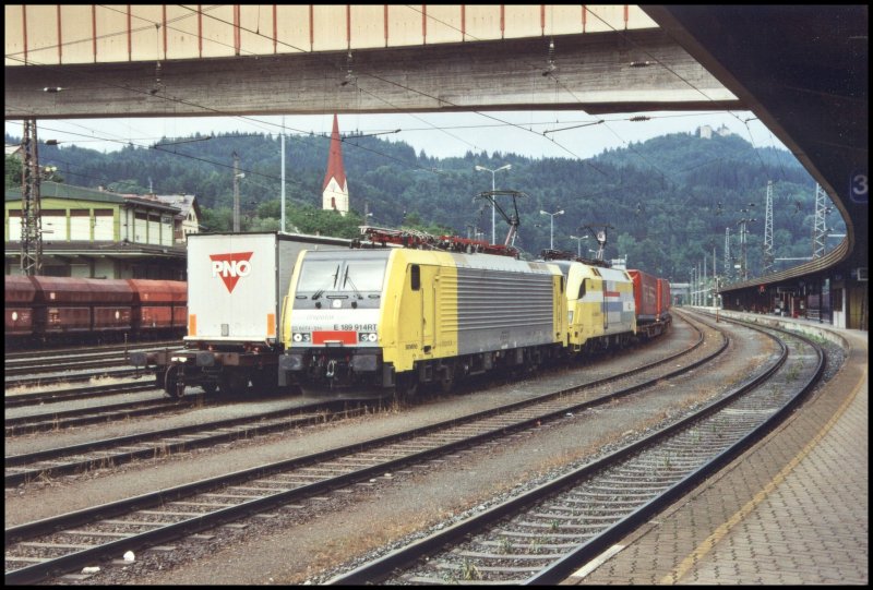 E189 914RT und ES64U2-029 warten im Sommer 2005 gemeinsam mit dem  Winnerzug  auf die Ausfahrt zum Brennerpass. Aufgenommen in Kufstein.