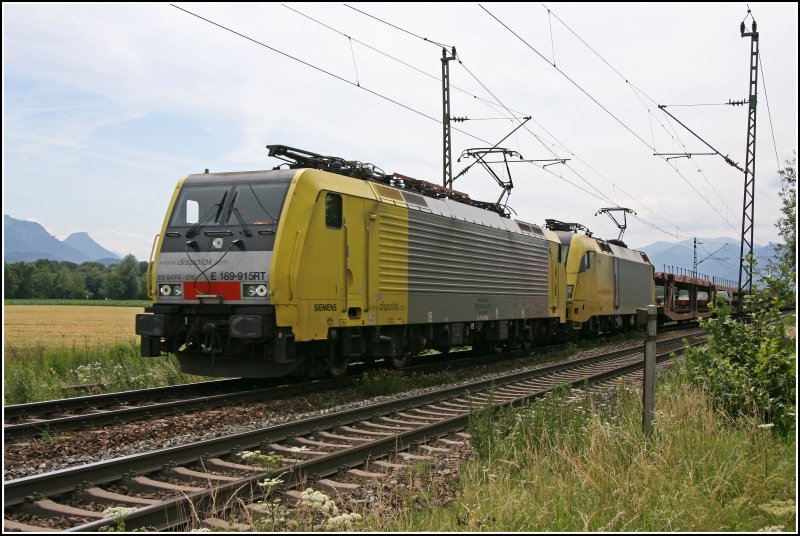 E189 915RT ist ca.24 Std. nach der Aufnahme in Kufstein, (ID  124761) mit einem leeren Autozug und einer ES64U2 auf dem Weg vom Brenner nach Mnchen. (29.06.07)