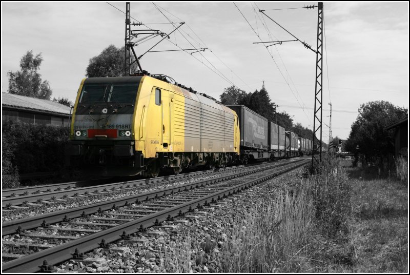 E189 915RT fhrt mit einem Kombizug am Haken nach Italien. Und wird bei Rosenheim am 29.06.07  Geblizt . Aufnahme mit S/W-Fokus.