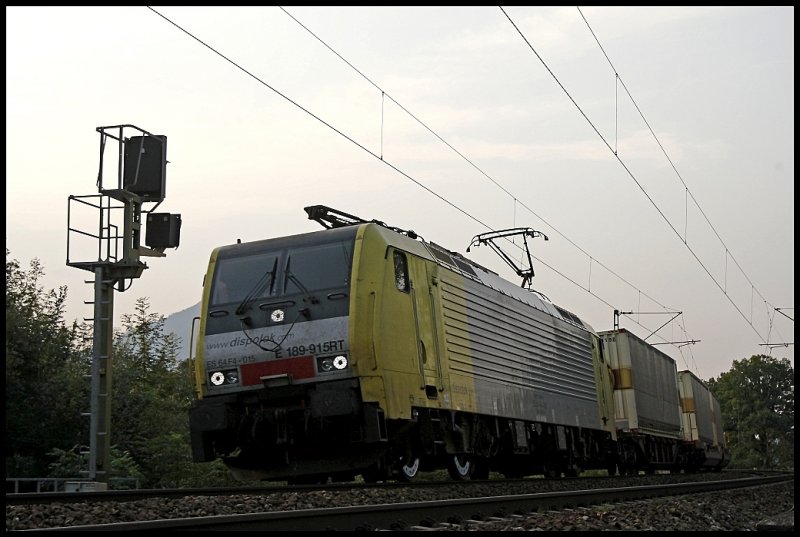 E189 915RT konnte vor Kiefersfelden mit einem KLV-Zug abgelichtet werden. (01.08.2009)