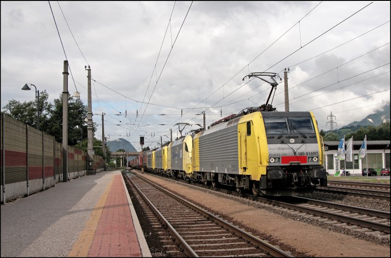 E189 916RT, ES64U2 001(?), eine E189er von RTC und die E189 917RT rollen mit einem Kombizug durch den Haltepunkt Kundl Richtung Mnchen. (04.07.2008)
