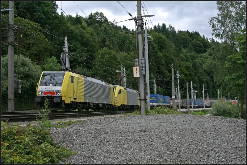 E189 916RT und eine ES64U2 fhrt mit einem ca.1550 Tonnen schweren Kombizug, aus Deutschland nach Italien, in Kufstein ein.