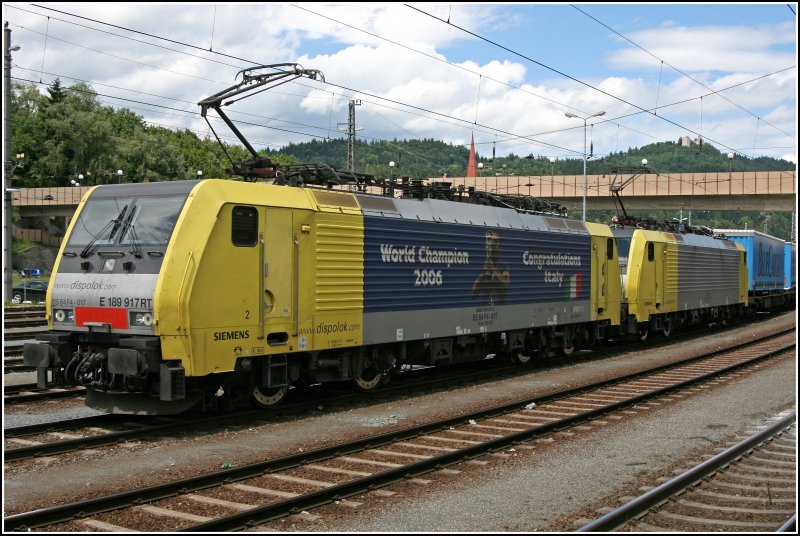 E189 917RT und 915RT warten mit einem maximal 1400 Tonnen schweren KLV-Zug auf die Weiterfahrt nach Italien. (Kufstein 28.06.07)