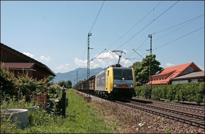 E189 917RT bringt leere Schiebewand- und Autotransportwagen von Verona zurck nach Mnchen. (11.07.2008)
