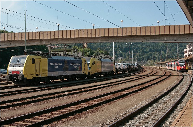 E189 917RT und eine ES64U2er warten mit einem Ganzzug, beladen mit Fahrzeugen aus dem VW Konzern, auf die Weiterfahrt zum Brenner. (11.07.2008)

