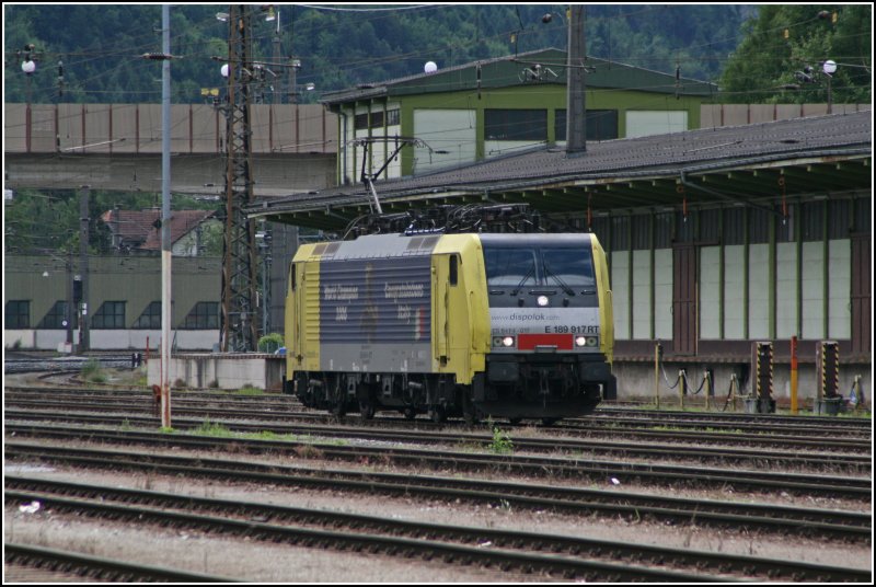 E189 917RT wartet auf den nchsten Einsatz. Die Seitenwnde tragen ein Bild von dem Kapitn Fabio Cannavaro und den Aufschriften  World Champion  und  Congratulations Italy“. (Kufstein 28.06.07).