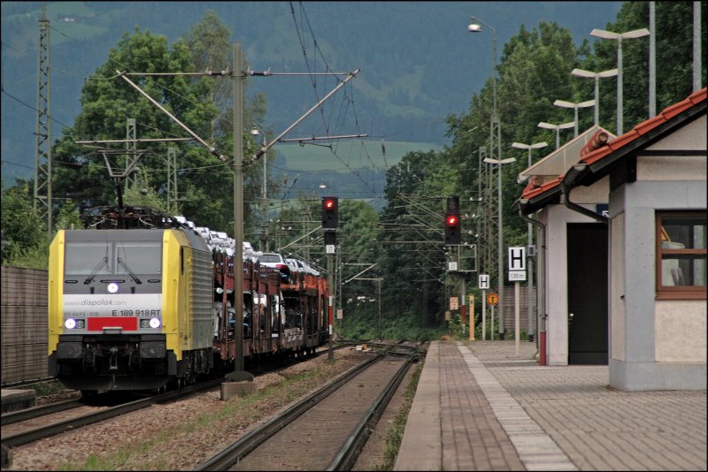 E189 918RT hat einen  Mini-AUDI-Zug  am Haken und durchfhrt den Bahnhof Kiefersflden. (03.07.2008)

