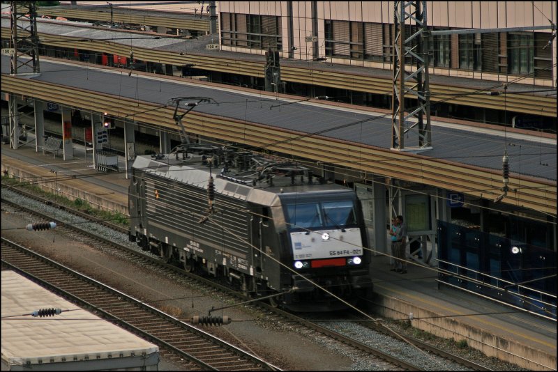 E189 921 (ES64F4-021) hat den  Acese-Zug  nach Kufstein gebracht und wird nun den Zug zum Brenner nachschieben. Am 09.07.2008 msste sie fr TXL im Einsatz gewesen sein.
