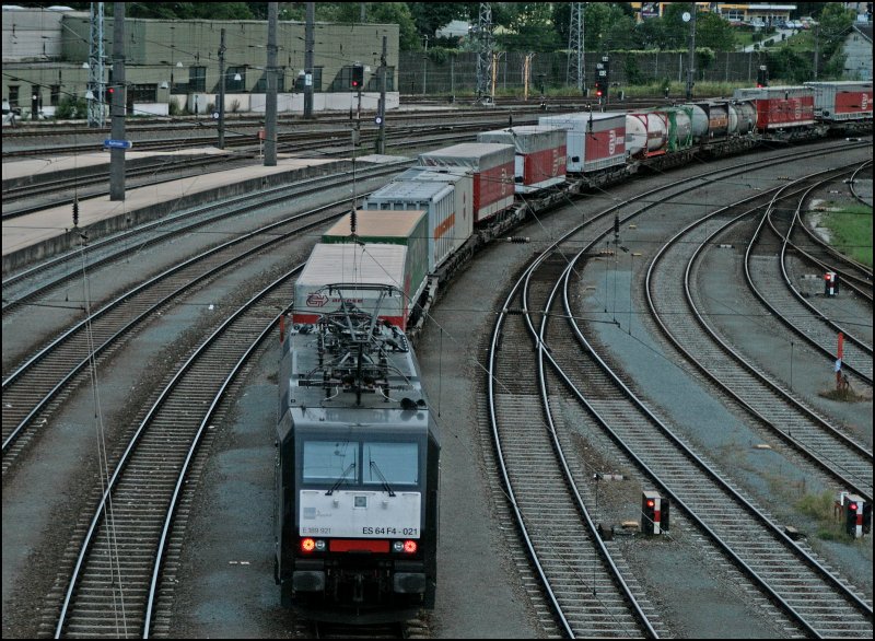 E189 921 (ES64F4-021) schiebt den  Arcese-Zug  zum Brenner. (09.07.2008)