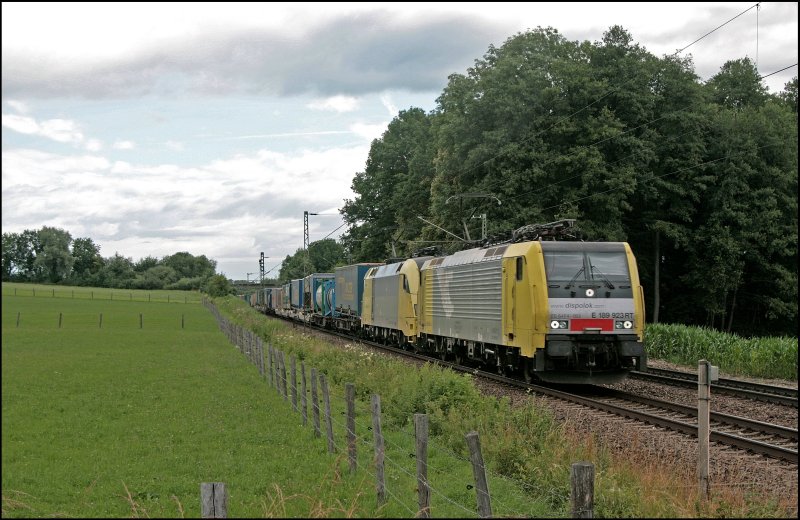 E189 923RT und ES64U2-029 sind mit einem KLV-Zug bei Vogl auf dem Weg zum Brenner. (09.07.2008)

