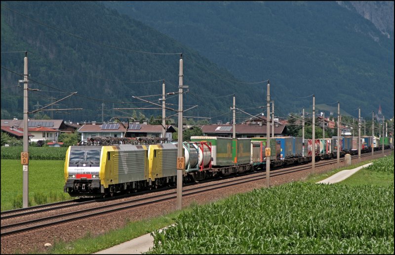 E189 923RT und eine Schwesterlok bringen einen Kombizug zum Brenner und werden bei Schwaz auf den Chip gebannt. (08.07.2008)
