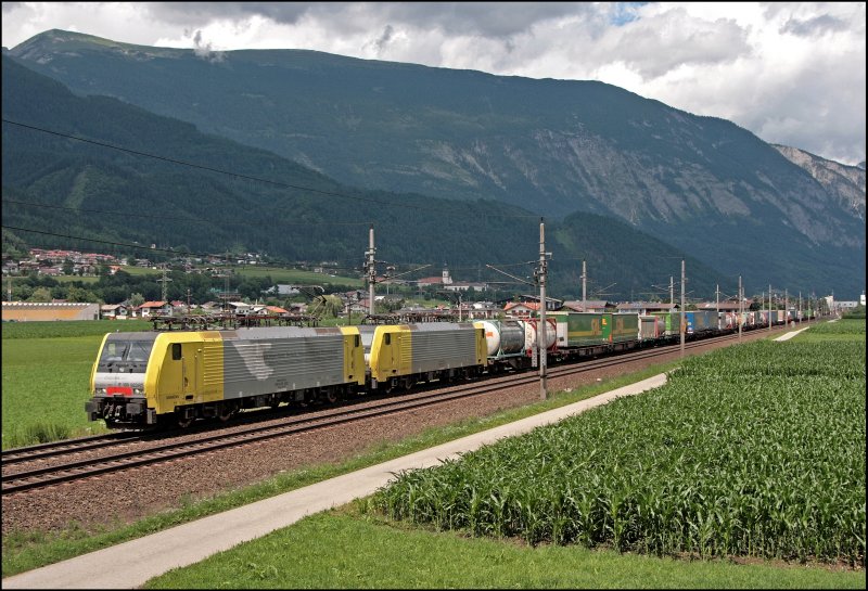 E189 923RT und eine Schwesterlok bringen einen Kombizug zum Brenner..... (08.07.2008)
