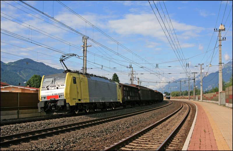 E189 926RT bringt einen leeren Ganzzug, bestehend aus gedekten Schiebewandwagen, aus Italien zurck nach Mnchen. (05.07.2008)
