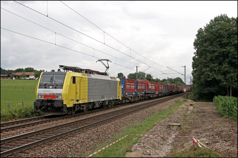 E189 926RT bringt den  WINNER-Express  TEC 43139, Mnchen Ost Rbf - Verona Q.E., bei Vogl nach Kufstein. Dort wird der Zug eine Schiebelok bekommen. (09.07.2008)
