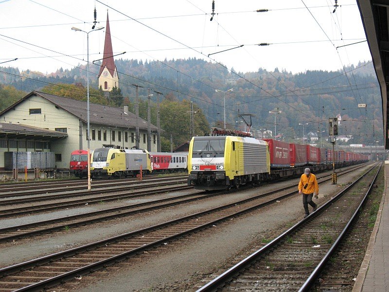 E189 930 bei der Einfahrt mit dem 43139 in Kufstein am 6.10.07 