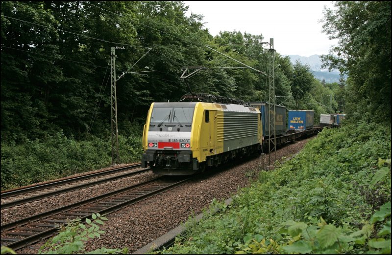 E189 930RT rollt am Zugschluss des Kombizuges durch das Inntal Richtung Kufstein. (04.07.2008)
