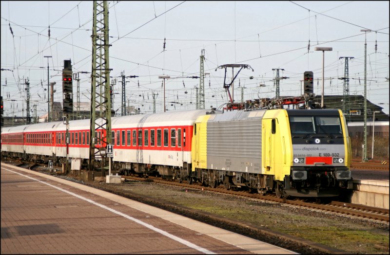 E189 932 rollt mit dem CNL 13314 von Villach Hbf Ostseite im Zielbahnhof Dortmund ein. (03.02.2008)