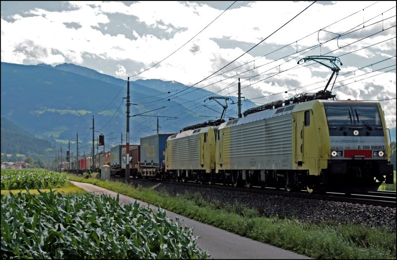 E189 990RT und eine Schwesterlok bringen einen Kombizug aus Italien nach M�nchen. (08.07.2008)
