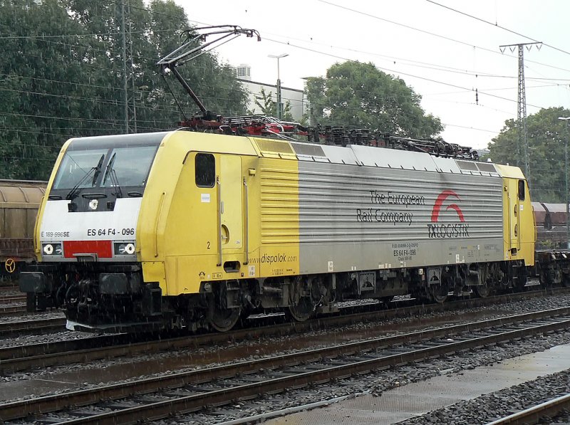 E189-996 in TX Logistik Diensten durchfhrt Kln West whrend eines Regenschauers 