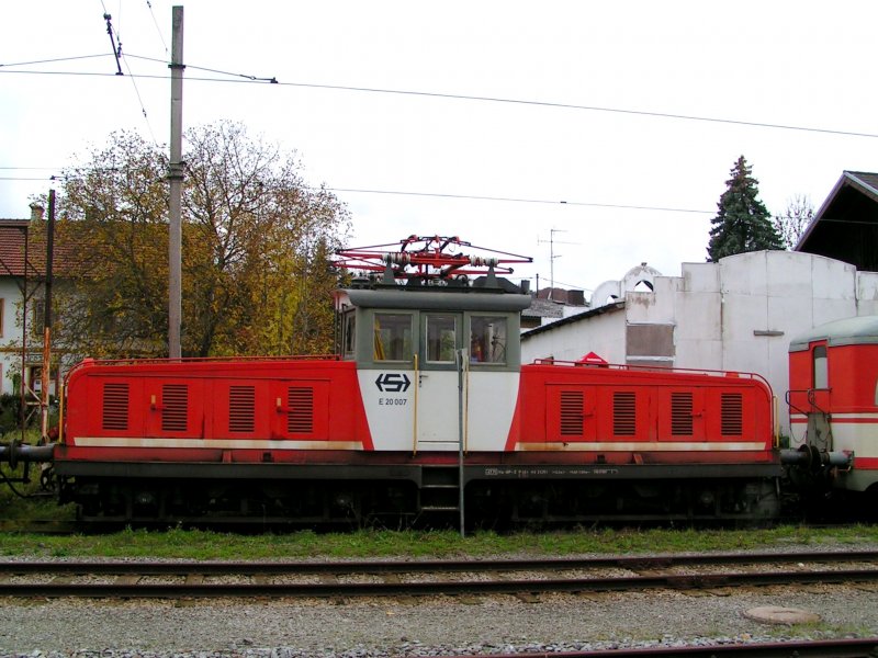 E20007 ist am Bhf. HAAG/Hausruck abgestellt; 081016